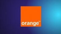 Un smartphone affichant le logo Orange, symbolisant la panne du réseau mobile et son rétablissement progressif, avec un fond flou de ville.