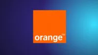Un smartphone affichant le logo Orange, symbolisant la panne du réseau mobile et son rétablissement progressif, avec un fond flou de ville.