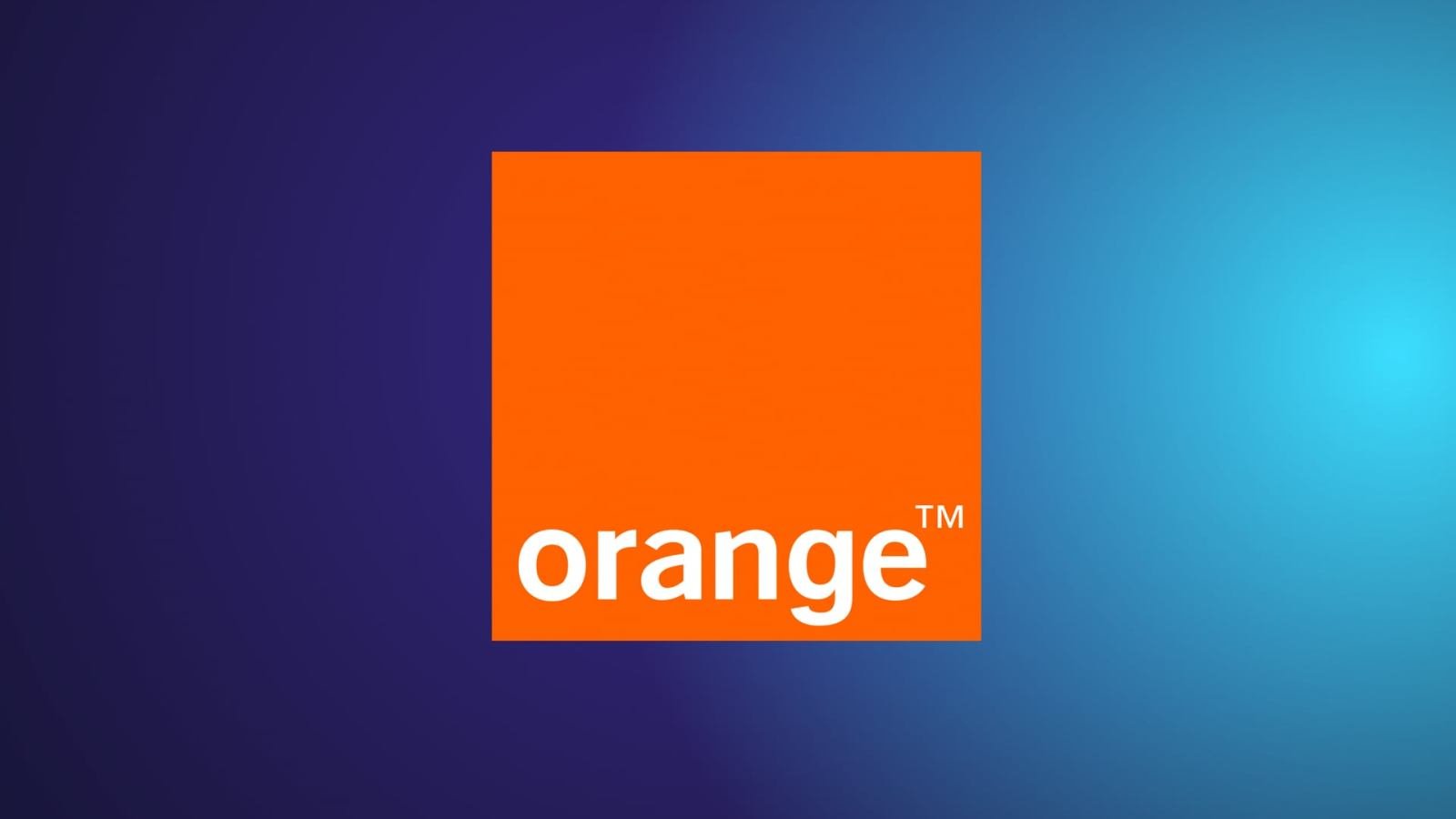 Un smartphone affichant le logo Orange, symbolisant la panne du réseau mobile et son rétablissement progressif, avec un fond flou de ville.