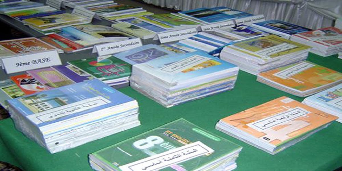Vue générale du Salon du livre d'Oujda avec des stands, des visiteurs et des livres, sous le thème 'Réinventer un monde en commun'.