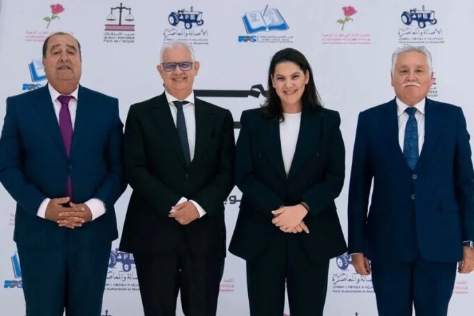 Représentation symbolique de la formation d'une coalition gouvernementale au Maroc, avec les logos des partis PAM, Istiqlal, USFP et PPS.