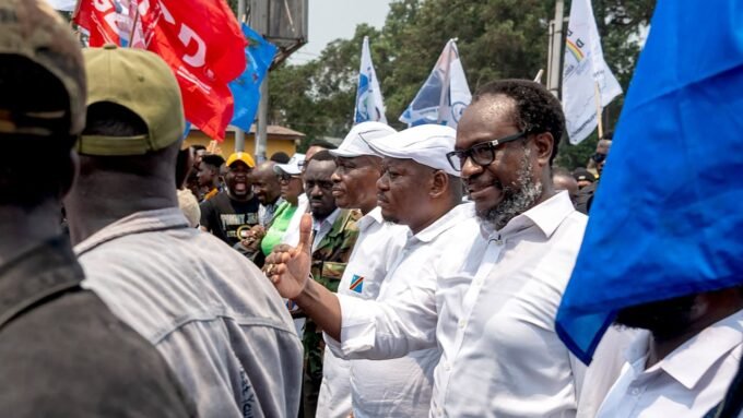 Le leader de l'opposition congolaise, Delly Sesanga, participe à une manifestation à Kinshasa contre une potentielle réforme constitutionnelle, le 15 septembre 2026.