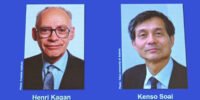 Portrait des professeurs Henri Kagan et Kenso Soai, lauréats du Prix Nobel de chimie 2024, souriants et célébrant leur reconnaissance pour leurs travaux sur la catalyse asymétrique.