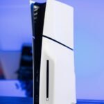 PS6 vs Xbox : La Guerre des Prix S'annonce Féroce, Sony en Position Avantageuse ? 6 Une console PlayStation 5, symbolisant la future PS6, face à une console Xbox Series X, représentant la prochaine Xbox, dans un duel de prix.