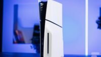 Une console PlayStation 5, symbolisant la future PS6, face à une console Xbox Series X, représentant la prochaine Xbox, dans un duel de prix.