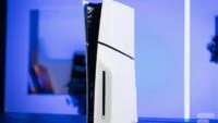 Une console PlayStation 5, symbolisant la future PS6, face à une console Xbox Series X, représentant la prochaine Xbox, dans un duel de prix.