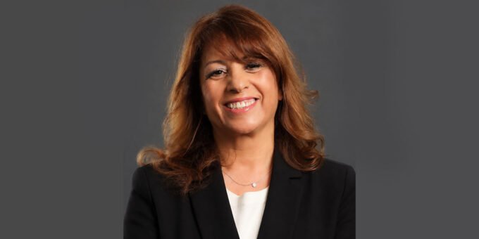 Rachida Saadi, productrice et réalisatrice marocaine, s'exprimant avec passion sur l'évolution du cinéma d'auteur et l'importance du mentorat pour les jeunes talents.