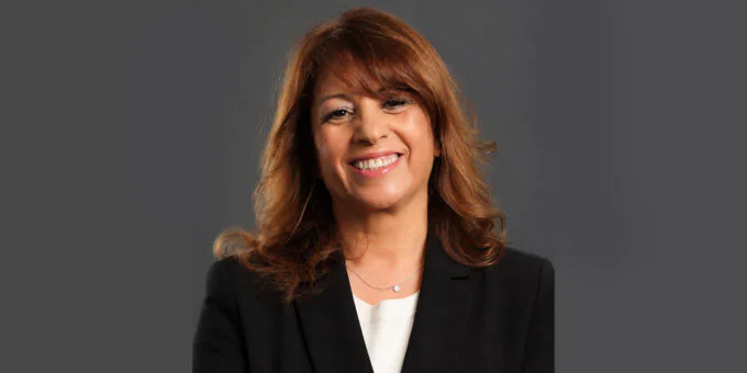 Rachida Saadi, productrice et réalisatrice marocaine, s'exprimant avec passion sur l'évolution du cinéma d'auteur et l'importance du mentorat pour les jeunes talents.