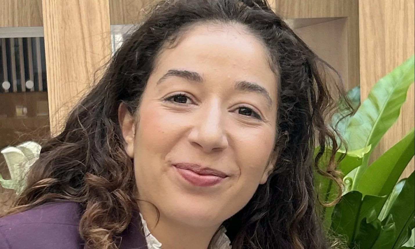 La militante écologiste Rania Kissi à Saint-Denis, souriante et engagée, lors d'un événement politique.