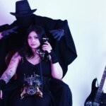Souha Majjane, chanteuse de métal marocaine, posant avec une esthétique sombre et puissante, symbolisant la force et la libération.