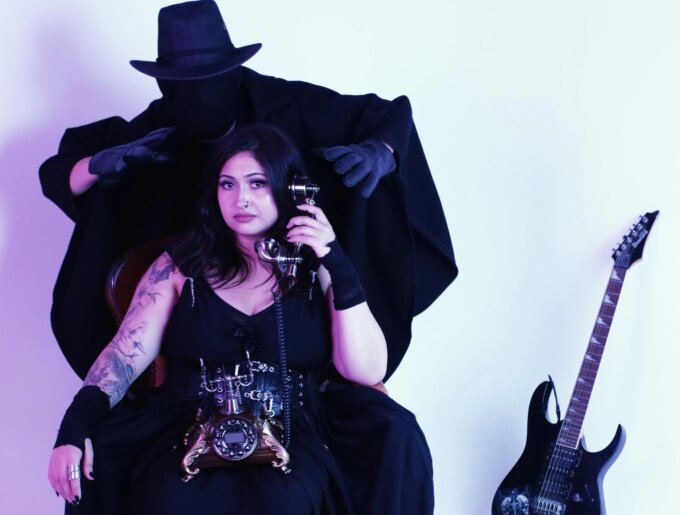 Souha Majjane : Quand le Metal Marocain Brise les Chaînes de la Peur avec 'Periodel' 9 Souha Majjane, chanteuse de métal marocaine, posant avec une esthétique sombre et puissante, symbolisant la force et la libération.