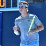 Younes Lalami Laaroussi célèbre sa victoire au tournoi Challenger de Braga, tenant son trophée de double.