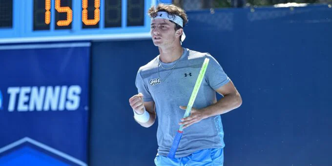 Younes Lalami Laaroussi célèbre sa victoire au tournoi Challenger de Braga, tenant son trophée de double.