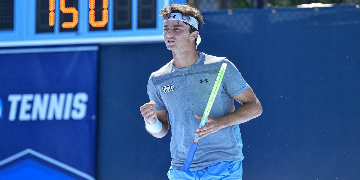 Younes Lalami Laaroussi célèbre sa victoire au tournoi Challenger de Braga, tenant son trophée de double.