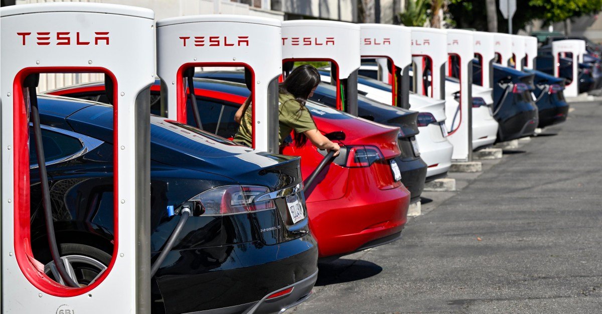 Tesla's Urgent Response: New 'Emergency Drive Away' Feature Prioritizes Driver Safety at Charging Stations 3 A Tesla vehicle quickly detaching from a Supercharger cable during an emergency, with the cable breaking away.