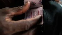 Des gélules de tramadol, d’un dosage conforme mais d’origine illicite, en possession d’un vendeur de café au bord d’une route à Lomé, le 9 avril 2019.
