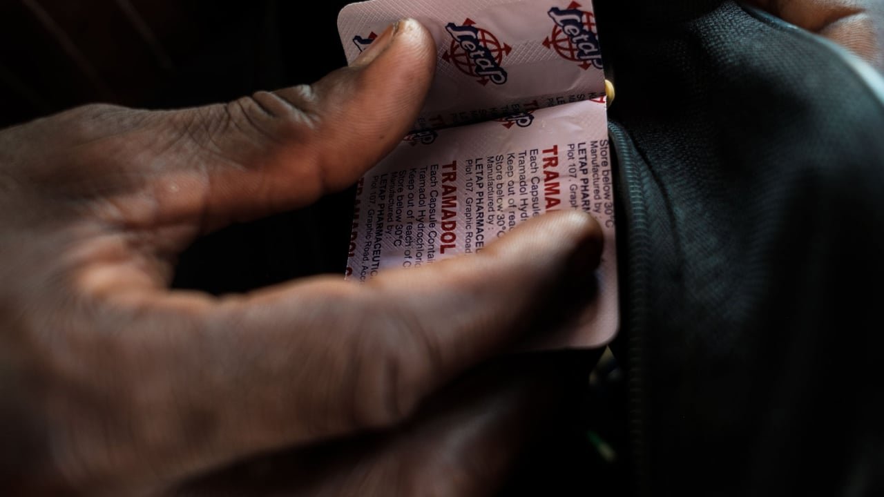 Des gélules de tramadol, d’un dosage conforme mais d’origine illicite, en possession d’un vendeur de café au bord d’une route à Lomé, le 9 avril 2019.
