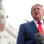 Trump interpelle Zelensky sur les frappes russes et évoque un changement de président en Ukraine 8 Donald Trump s'exprimant lors d'un rassemblement, avec un photomontage de Volodymyr Zelensky et des raffineries russes en arrière-plan, symbolisant la controverse.