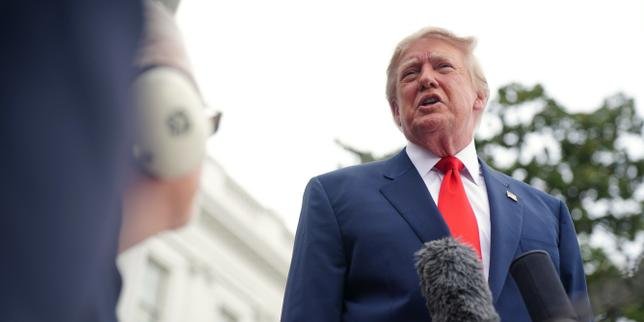 Donald Trump s'exprimant lors d'un rassemblement, avec un photomontage de Volodymyr Zelensky et des raffineries russes en arrière-plan, symbolisant la controverse.