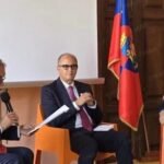 L'ambassadeur du Maroc en Italie, Youssef Balla, s'exprimant lors de la conférence 'Ponts du Sud' à Vibo Valentia, réaffirmant l'engagement du Maroc pour la paix et la co-prospérité méditerranéenne.