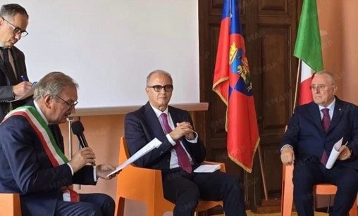 L'ambassadeur du Maroc en Italie, Youssef Balla, s'exprimant lors de la conférence 'Ponts du Sud' à Vibo Valentia, réaffirmant l'engagement du Maroc pour la paix et la co-prospérité méditerranéenne.