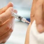 Une infirmière administre un vaccin à un enfant, symbolisant la vaccination contre la diphtérie au Maroc.