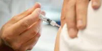 Une infirmière administre un vaccin à un enfant, symbolisant la vaccination contre la diphtérie au Maroc.