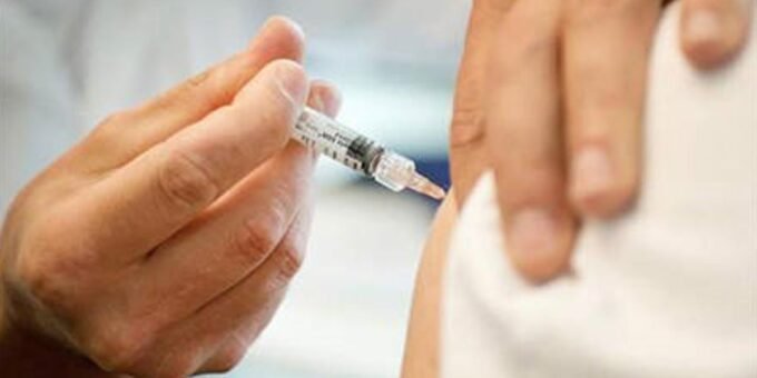 Une infirmière administre un vaccin à un enfant, symbolisant la vaccination contre la diphtérie au Maroc.