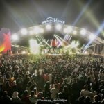 Scène de concert en plein air sur la Place Rachidi à Casablanca, avec des artistes en performance et une foule enthousiaste célébrant la Fête de l'Unité.