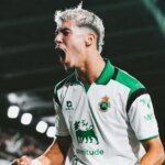 Yassir Zabiri, l'attaquant marocain du Racing Santander, célébrant un but décisif.