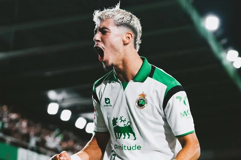 Yassir Zabiri, l'attaquant marocain du Racing Santander, célébrant un but décisif.
